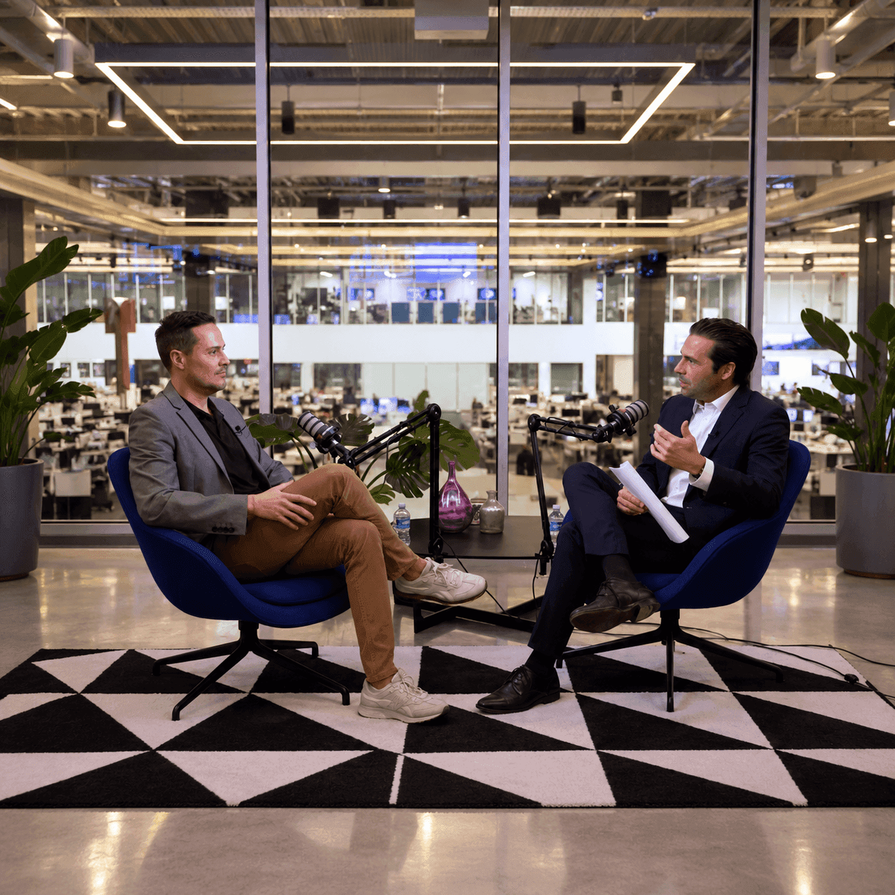 Thiago Ferreira de Elevate AI Consulting en Telemundo Center para el podcast Un Día a la Vez con Julio Vaqueiro