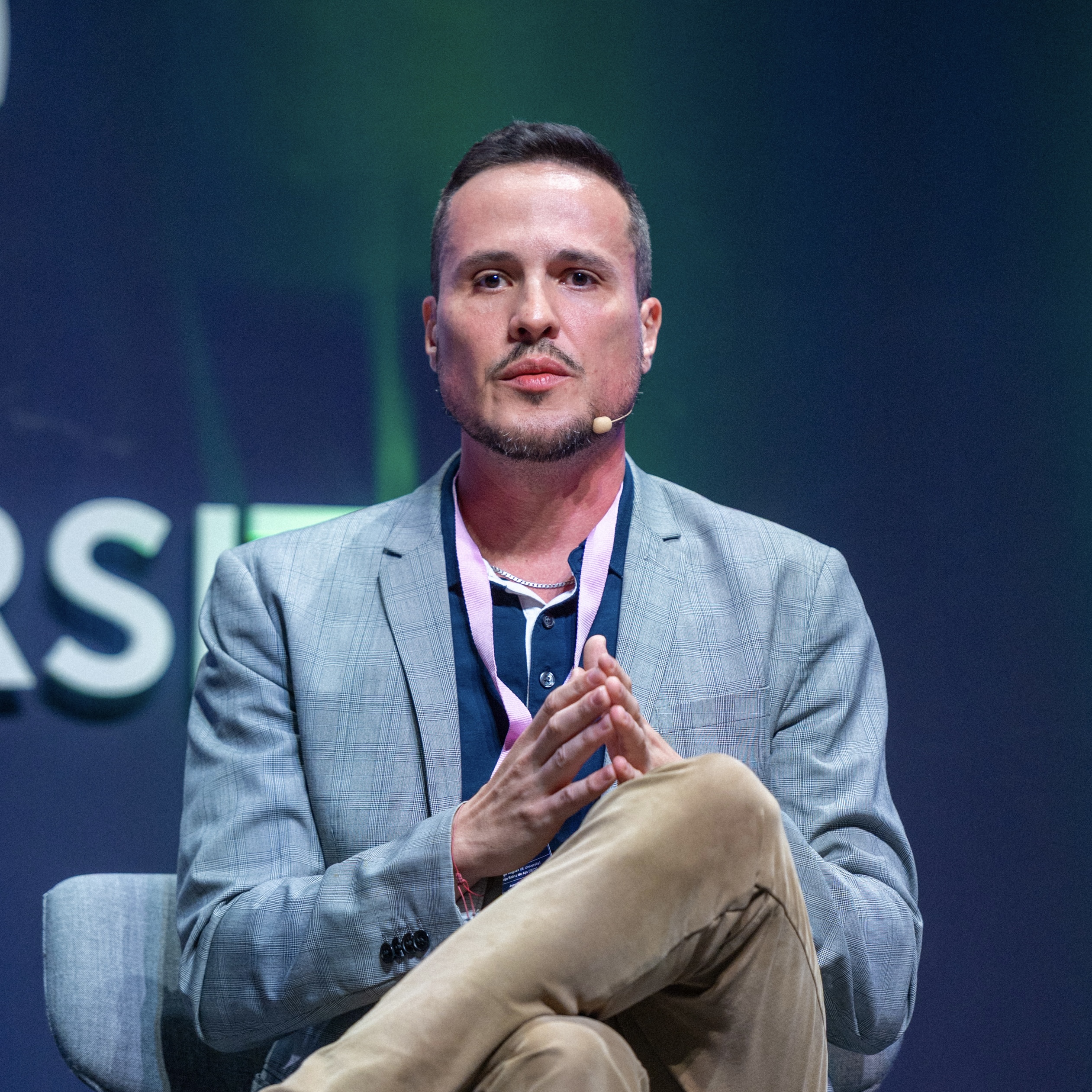Thiago E. Ferreira, founder and CEO of Elevate AI Consulting, speaking on stage